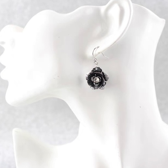 ❣️$25/3❣️ 3D Flower Rhinestone Dangle Earrings - Picture 3 of 10